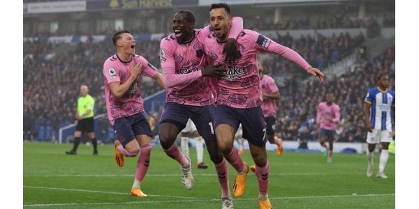 Das rosa Trikot bringt Everton Siegesfreude